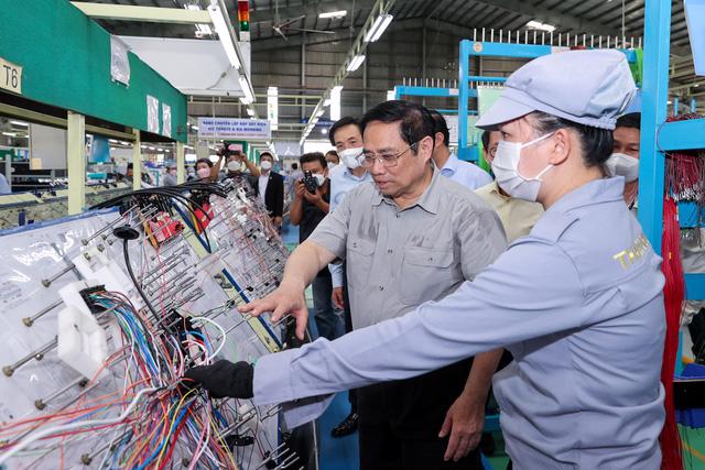 Thủ tướng thăm, làm việc với Công ty Cổ phần Tập đoàn Trường Hải (THACO) tại khu kinh tế mở Chu Lai, tỉnh Quảng Nam. Ảnh: VGP.