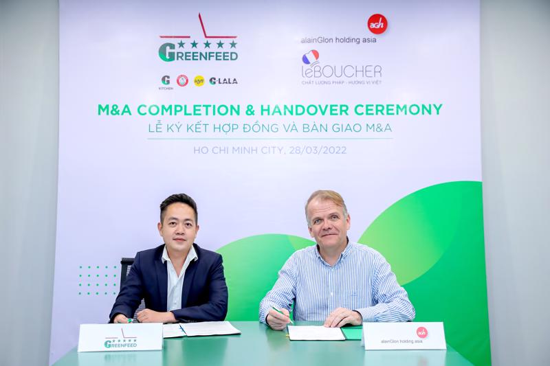 Ông Quang Thanh Cường, Tổng giám đốc ngành Thực phẩm, Greenfeed Việt Nam và ông Glon Benoit Alain, Giám đốc Điều hành LeBoucher ký kết quyết định sáp nhập.