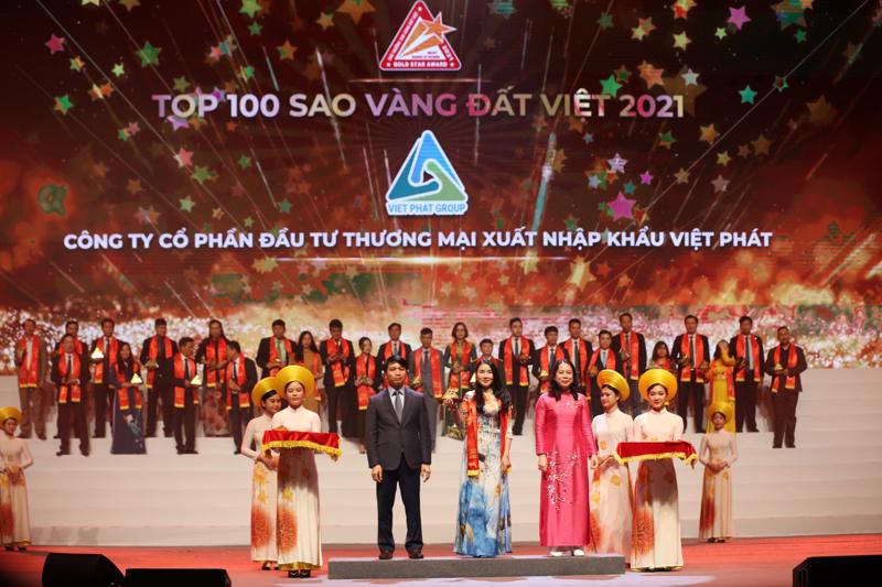 Bà Lê Thị Thanh Lệ - Phó Tổng giám đốc Công ty Cổ phần đầu tư thương mại xuất nhập khẩu Việt Phát nhận giải thưởng Top 100 Sao Vàng đất Việt năm 2021.