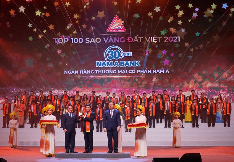 Đại diện Nam A Bank, ông Lê Anh Tú - Phó Tổng giám đốc nhận giải thưởng Sao Vàng đất Việt 2021.