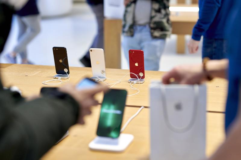 Apple cho là có thể sử dụng chip nhớ của nhà cung cấp Trung Quốc cho iPhone SE và iPhone 14 sắp ra mắt - Ảnh: Getty Images