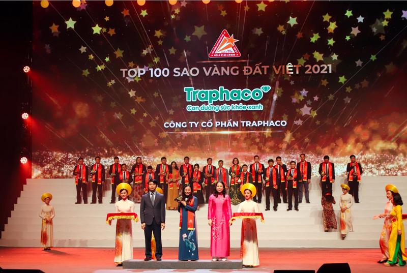 Bà Đào Thuý Hà - Phó Tổng giám đốc đại diện Traphaco nhận biểu chưng.