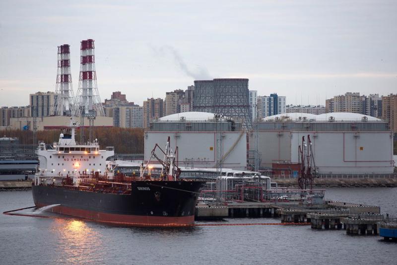 Một tàu chở dầu tại Cảng lớn Saint-Petersburg ở Saint Petersburg, Nga - Ảnh: Bloomberg