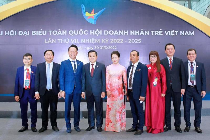 CEO Lưu Thị Thanh Mẫu (áo dài hồng) cùng các thành viên Hội Doanh nhân trẻ Việt Nam đón Phó Thủ tướng Chính phủ Lê Minh Khái đến dự Đại hội đại biểu khóa VII, nhiệm kỳ 2022-2025.