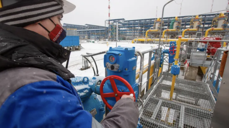 Một công nhân Gazprom điều chỉnh van ở đoạn bắt đầu của đường ống Nord Stream 2 tại Ust-Luga, Nga, hôm 28/1/2021 - Ảnh: Bloomberg/Getty.
