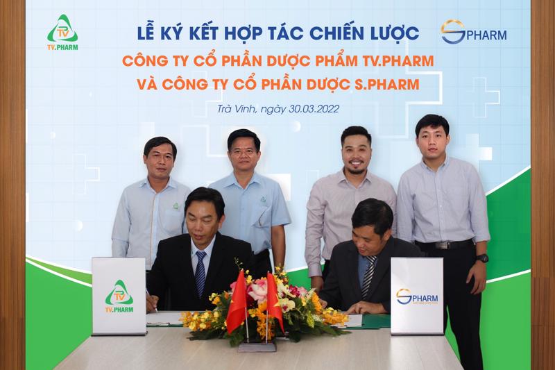 Đại diện TV.PHARM, ông Lê Thanh Tùng - Phó Tổng giám đốc TV.PHARM ký kết cùng Đại diện S.PHARM, ông Nguyễn Đắc Hải - Tổng giám đốc S.Pharm.
