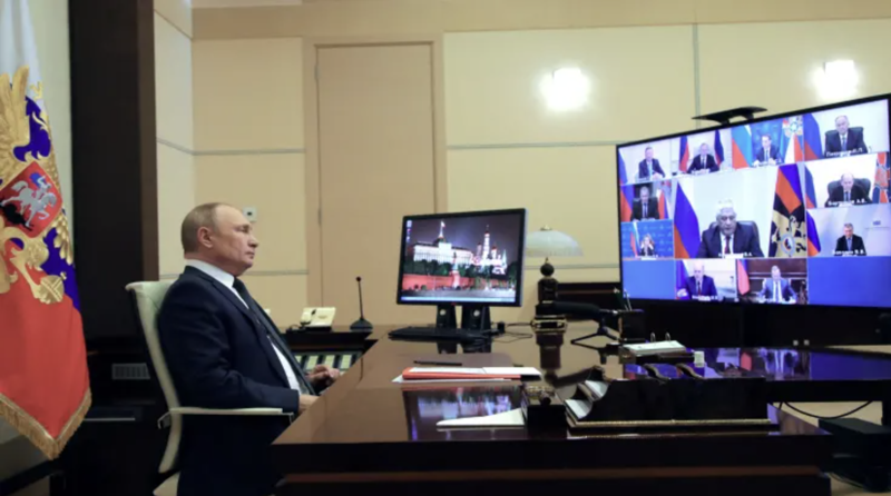 Tổng thống Nga Vladimir Putin trong một cuộc họp với các quan chức an ninh hôm 1/4 - Ảnh: Sputnik/Reuters.