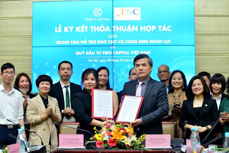 Đại diện Fibo Capital Việt Nam cùng đại diện Trung tâm Hỗ trợ đào tạo và Cung ứng nhân lực ký kết hợp tác.