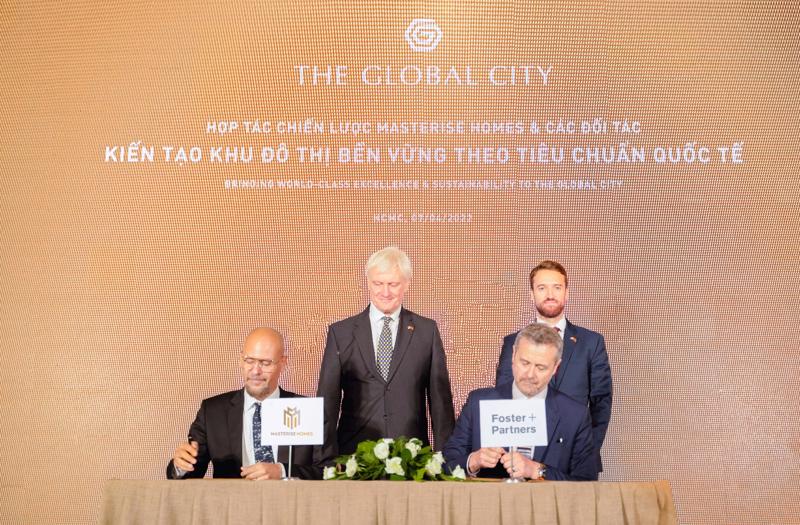 Với sự chứng kiến của Nghị sĩ Graham Stuart, Đặc phái viên thương mại của Thủ tướng Anh tại Việt Nam, đại diện Masterise Homes và Foster+Partners hoàn thành ký kết MoU về hợp tác chiến lược cùng kiến tạo khu đô thị bền vững theo tiêu chuẩn quốc tế.
