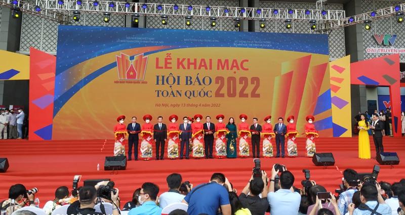 Các đại biểu thực hiện nghi thức cắt băng khai mạc Hội báo Toàn quốc năm 2022.