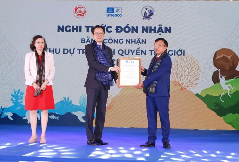 Đại diện Bộ Ngoại giao Việt Nam trao Bằng công nhận Khu dự trữ sinh quyển thế giới Núi Chúa cho đại diện chính quyền tỉnh Ninh Thuận.