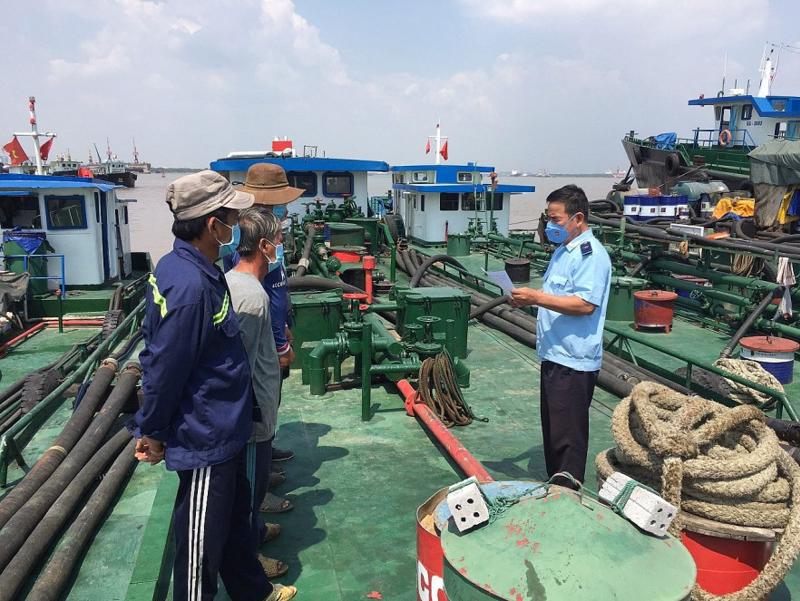 Cơ quan chức năng phát hiện, bắt giữ hàng trăm tấn dầu không hóa đơn chứng từ trên sông Sài Gòn