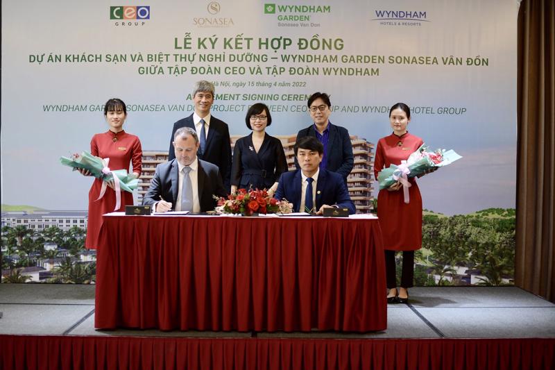 Ông Cao Văn Kiên - Phó Tổng giám đốc Tập đoàn CEO, kiêm Tổng giám đốc CEO Vân Đồn (hàng đầu, bên phải) - đại diện Tập đoàn CEO ký hợp đồng cùng Wyndham Hotel Group.