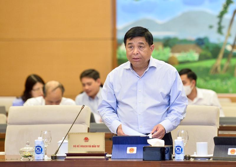  Bộ trưởng Kế hoạch và Đầu tư Nguyễn Chí Dũng trình bày Tờ trình tại phiên họp - Ảnh: Quochoi.vn