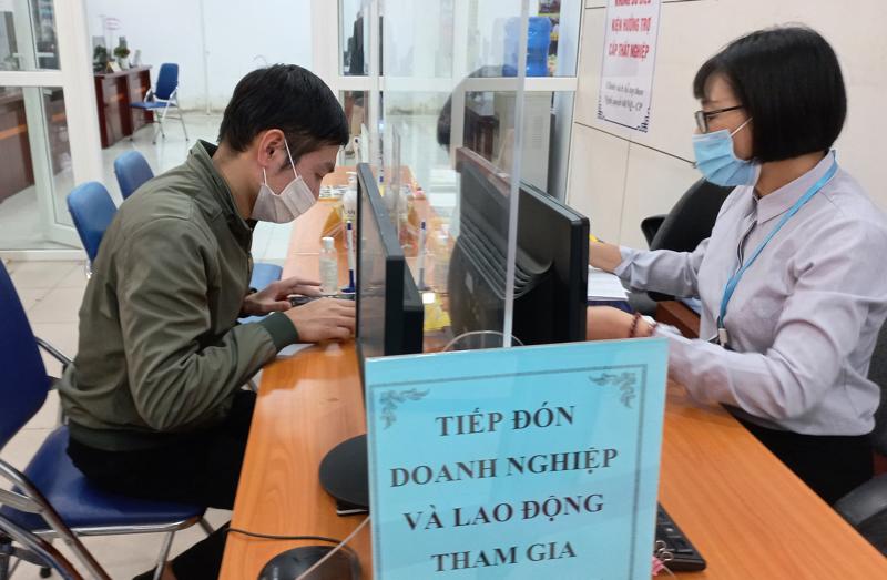Người lao động đăng ký thông tin tìm việc tại Trung tâm Dịch vụ việc làm Hà Nội. Ảnh - Nhật Dương. 