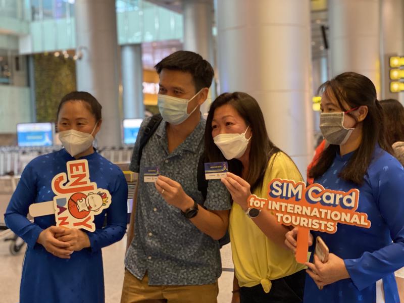 Những vị khách quốc tế đầu tiên đến sân bay Đà Nẵng được tặng sim data 4G