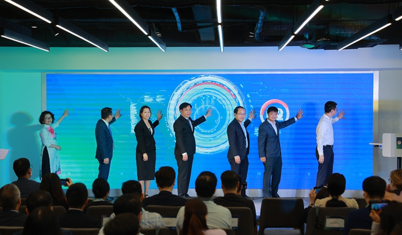 Các đại biểu mở khóa công bố Báo cáo Đổi mới sáng tạo và đầu tư công nghệ Việt Nam.