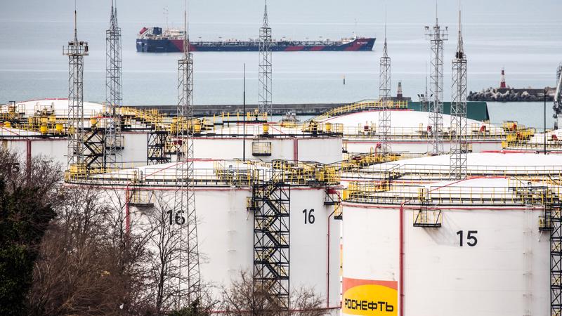 Giá dầu thô Ural của Nga tại châu Âu đã giảm khoảng 30% trong giai đoạn từ đầu tháng 3 đến giữa tháng 4, từ 111 USD xuống còn 78 USD/thùng - Ảnh: Getty Images
