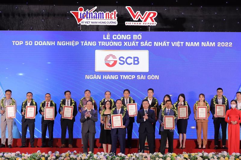 Ông Diệp Bảo Châu - Phó Tổng giám đốc SCB nhận giải thưởng Top 50 Doanh nghiệp tăng trưởng xuất sắc nhất Việt Nam năm 2022.