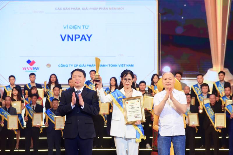 Bà Nguyễn Thị Thu Hương - Giám đốc Trung tâm Ví điện tử VNPAY nhận Giải thưởng Sao Khuê 2022.