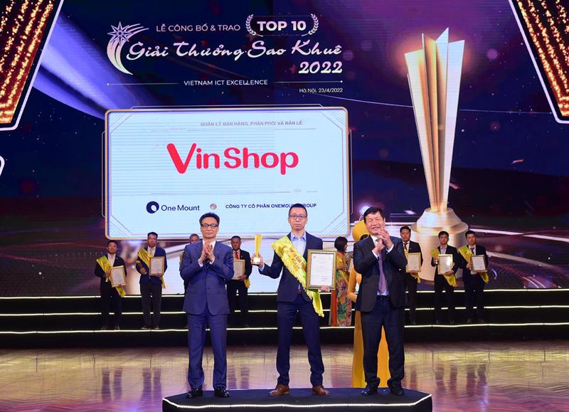 Đại diện VinShop nhận Giải thưởng cao nhất tại Sao Khuê 2022 từ Phó Thủ tướng Vũ Đức Đam và Chủ tịch VINASA Trương Gia Bình.
