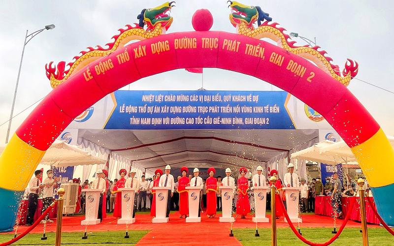 Lãnh đạo tỉnh Nam Định, các ban, ngành, địa phương và nhà thầu thực hiện nghi lễ khởi công dự án.