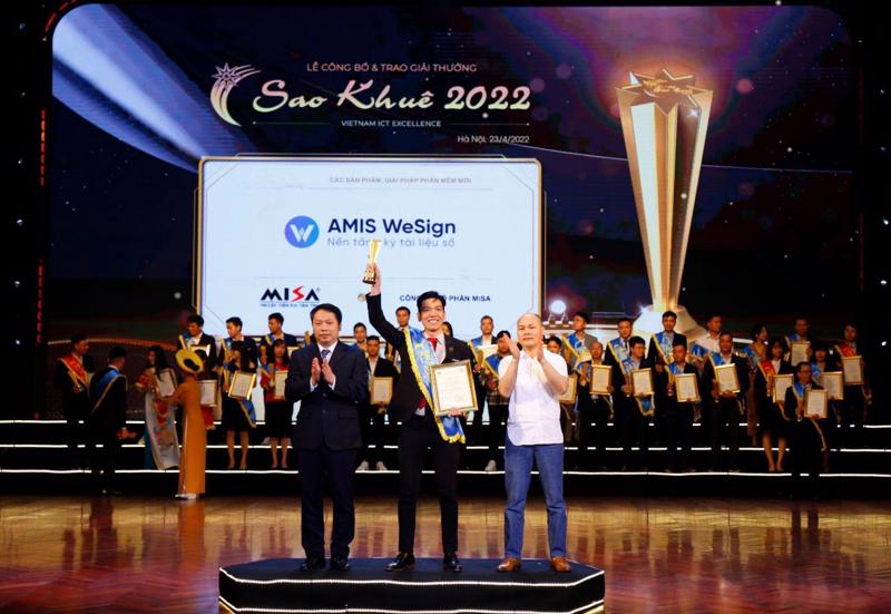 Ông Phạm Trường Giang - Trưởng phòng kinh doanh sản phẩm AMIS Wesign đại điện MISA nhận giải thưởng Sao khuê cho hạng mục Các giải pháp, phần mềm mới.