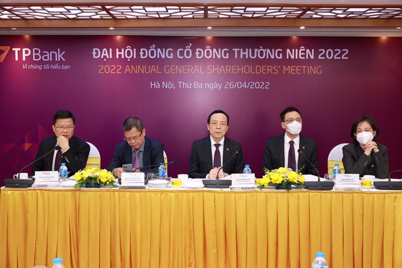 Ông Đỗ Minh Phú - chủ tịch Hội đồng Quản trị TPBank (giữa) tại đại hội.