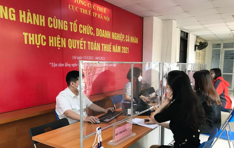 Người dân làm thủ tục quyết toán thuế tại Cục Thuế TP. Hà Nội.