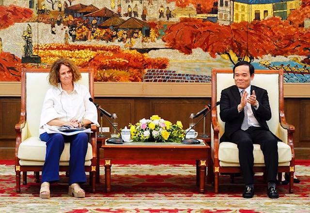 Secretary of Hai Phong City Party Committee Tran Luu Quang talks with Ms. Carolyn Turk, World Bank Country Director in Vietnam. Photo: VnEconomy