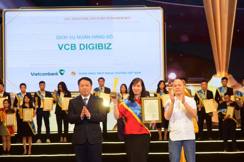 Bà Nguyễn Thị Thu Hằng - Trưởng phòng Phát triển Kênh số và Đối tác, đại diện Vietcombank nhận giải thưởng Sao Khuê dành cho dịch vụ ngân hàng số VCB DigiBiz.