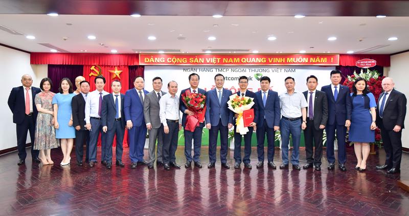 Ban lãnh đạo Vietcombank chúc mừng và chụp ảnh lưu niệm cùng ông Nguyễn Việt Cường và ông Trần Thanh Nam.