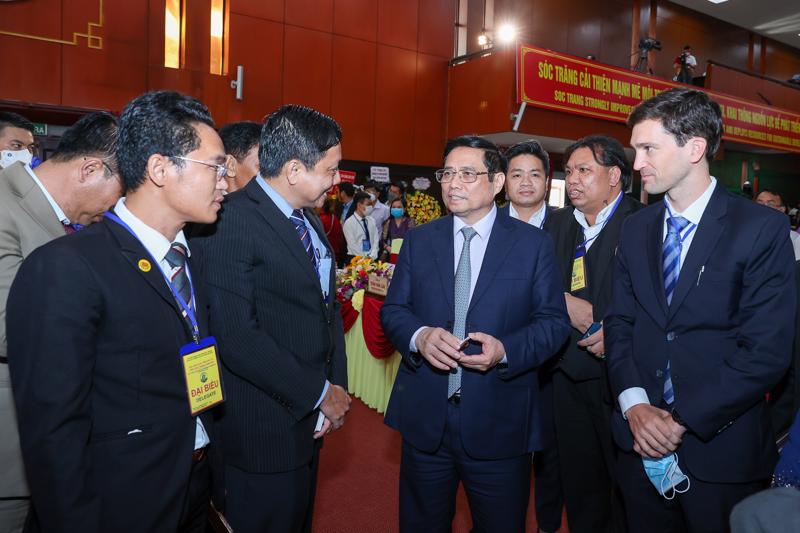 Thủ tướng Phạm Minh Chính trao đổi với các nhà đầu tư tại hội nghị - Ảnh: VGP