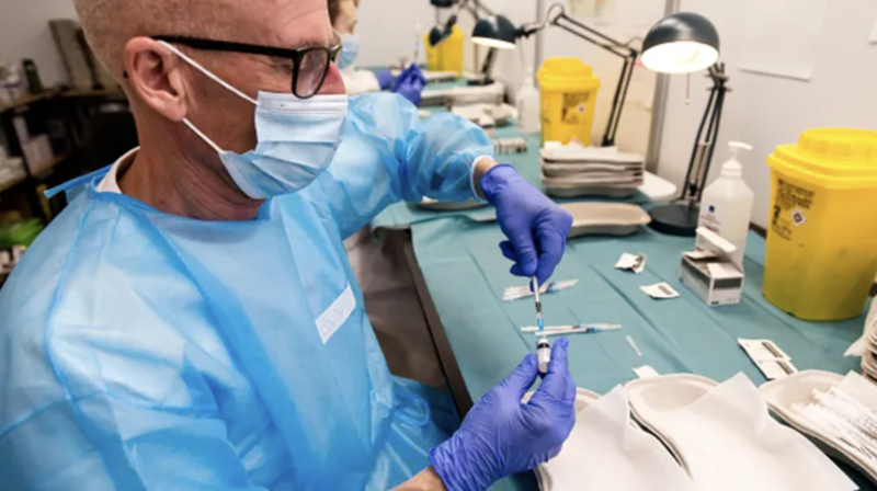 Một nhân viên y tế đang làm việc với những xi-lanh chứa vaccine ngừa Covid-19 ở Copenhagen, Đan Mạch năm 2021 - Ảnh: Getty/CNBC.