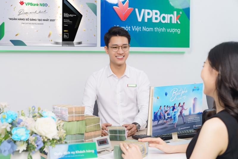 Khách hàng giao dịch tại VPBank.