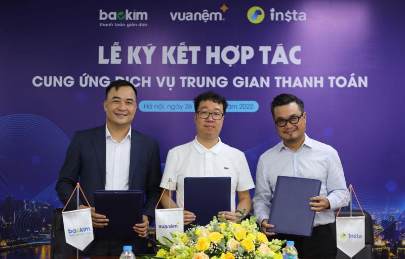 Đại diện Baokim, Vua Nệm và Amigo Fintech cùng ký vào Bản hợp tác cung ứng dịch vụ trung gian thanh toán. 