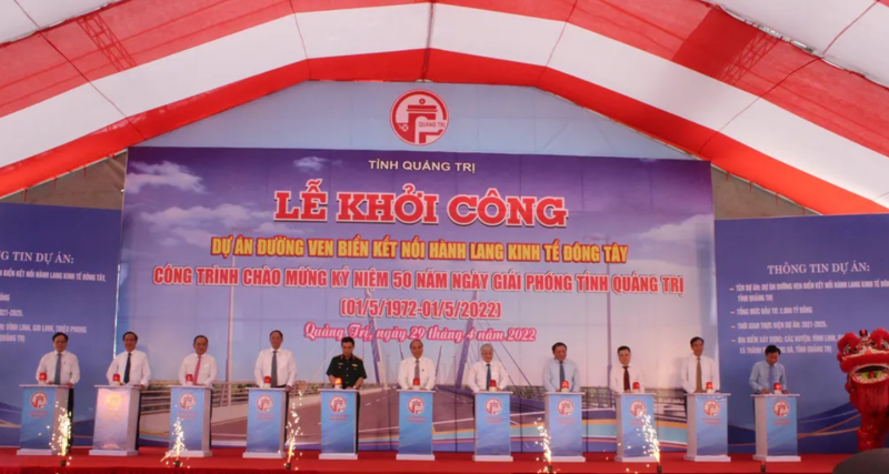 Chủ tịch nước Nguyễn Xuân Phúc cùng các đại biểu ấn nút khởi công dự án.