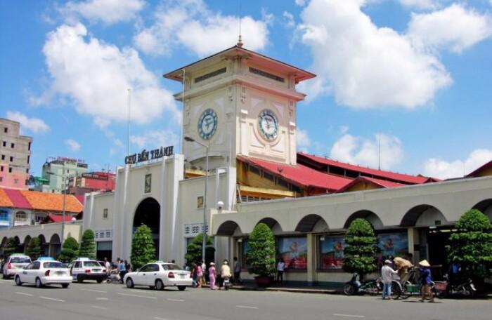 Quảng trường công viên Quách Thị Trang phía trước chợ Bến Thành, là nơi sẽ có trung tam thương mại ngầm thuộc nhà ga metro ngầm Bến Thành.