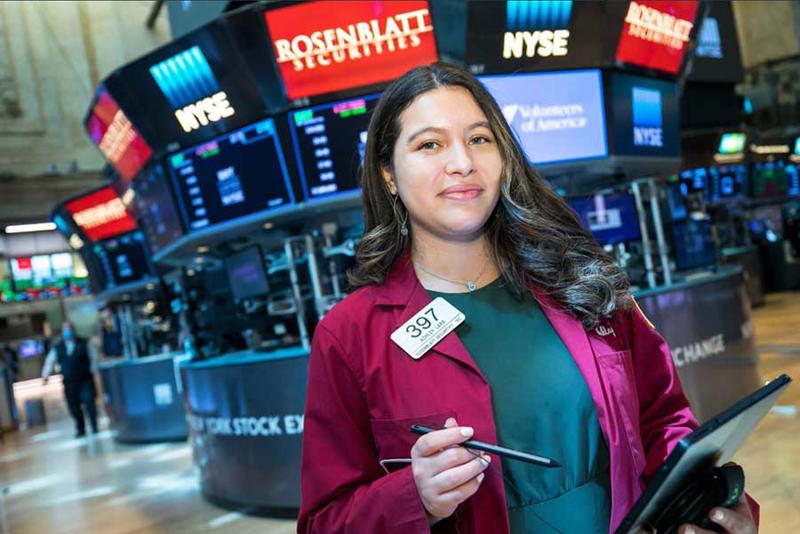 Một nhà giao dịch cổ phiếu trên sàn NYSE ở New York, Mỹ.