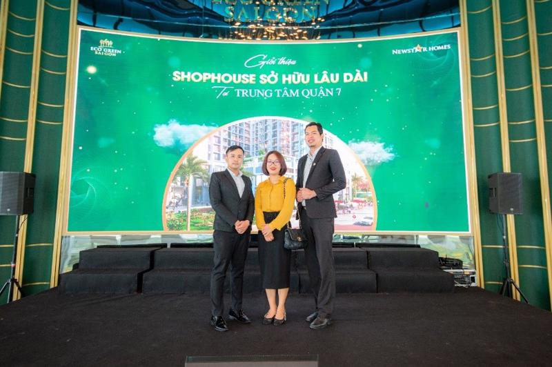 Bà Trần Thị Phương Hiền - Tổng giám đốc NewstarHomes cùng ông Vũ Duy Quang - Giám đốc Kinh doanh miền Nam NewstarHomes (bên phải) tại một sự kiện tổ chức ở Quận 7 vừa qua.