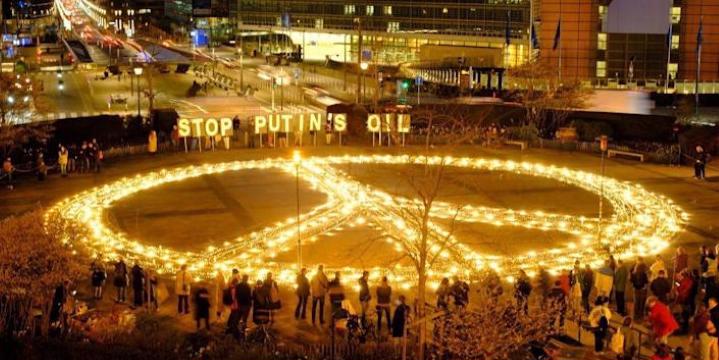 Biểu tình ở Brussels, Bỉ ngày 22/3/2022 kêu gọi áp đặt lệnh cấm nhập khẩu nhiên liệu hóa thạch từ Nga - Ảnh: Getty Images