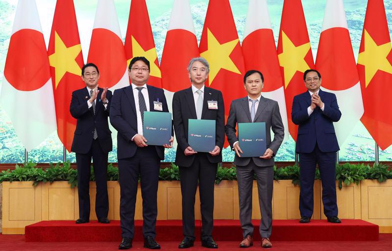 Prime Minister Pham Minh Chinh and Japanese Prime Minister Kishida Fumio witness representatives from VPBank and SMBC exchanging cooperation documents.