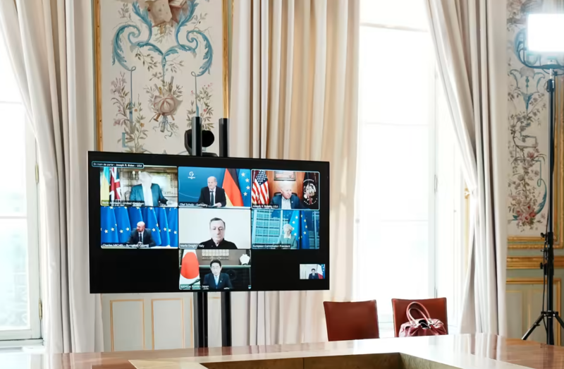 Màn hình cuộc họp qua video của các nhà lãnh đạo G7 với Tổng thống Ukraine ngày 8/5 tại Điện Elysee, Paris, Pháp - Ảnh: Reuters