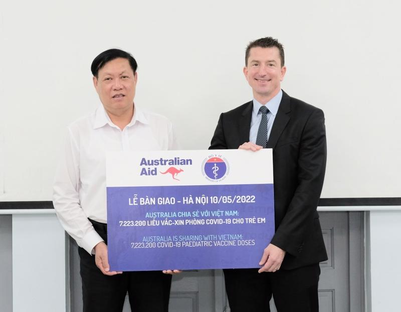Thứ trưởng Bộ Y tế Đỗ Xuân Tuyên tiếp nhận tượng trưng hơn 7,2 triệu liều vaccine Australia tặng Việt Nam. Ảnh - Trần Minh. 