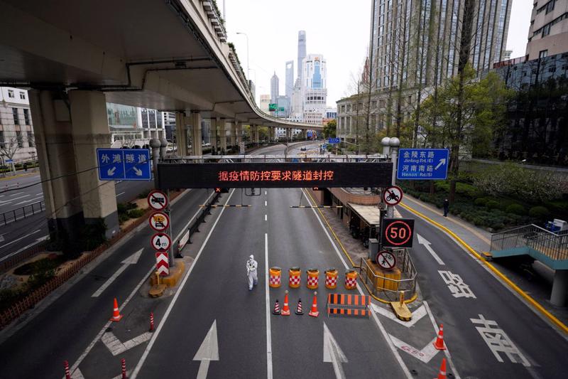 Thượng Hải đang phong toả để chống Covid - Ảnh: Reuters.