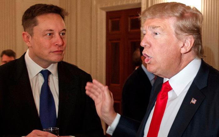 Tỷ phú Elon Musk và ông Donald Trump tại một sự kiện vào năm 2018 - Ảnh: AP
