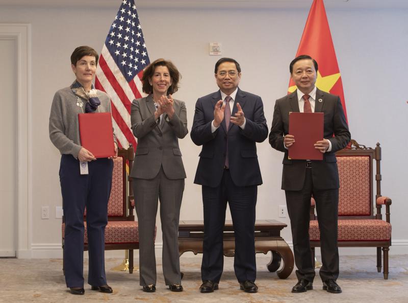 Prime Minister Pham Minh Chinh (2nd from right) and US Secretary of Commerce Gina Raimondo (2nd from left), witnessing the exchange of MoUs between Minister of Natural Resources and Environment Tran Hong Ha (right) and Ms. Stephanie von Friedeburg, IFC Senior Vice President, Operations (left). Source: IFC