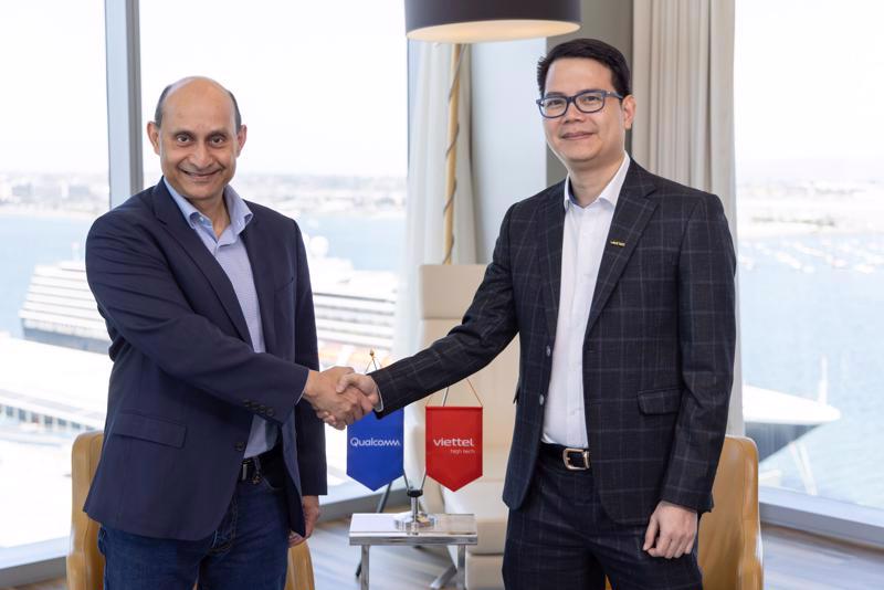 Mr. Durga Malladi (left), Senior Vice President & General Manager of the Cellular Modems & Infrastructure Business Unit at Qualcomm, and a representative from Viettel High Technology (Source from vneconomy.vn)
