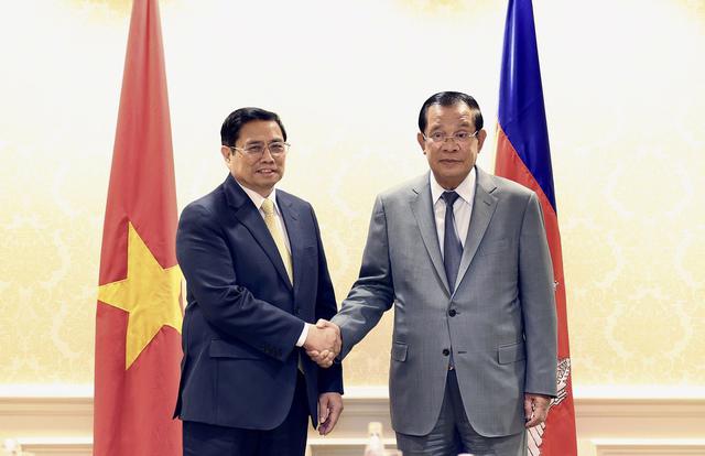 Thủ tướng Phạm Minh Chính và Thủ tướng Campuchia Hun Sen - Ảnh: VGP