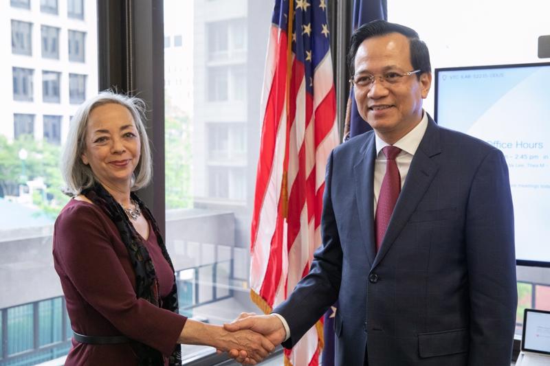 Bộ trưởng Đào Ngọc Dung và bà Thea Lee, lãnh đạo phụ trách các vấn đề lao động quốc tế Bộ Lao động Hoa Kỳ. Ảnh - MOLISA. 